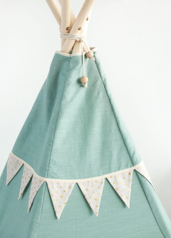 tipi vert avec guirlande