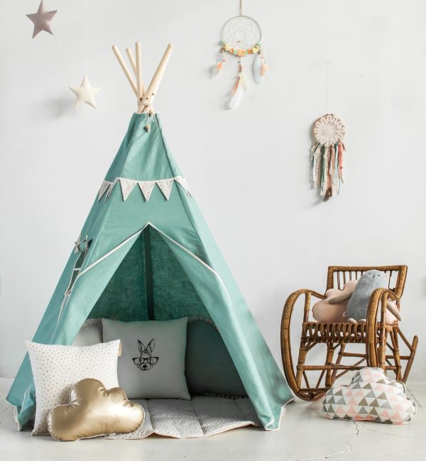 tipi enfant vert avec guirlande