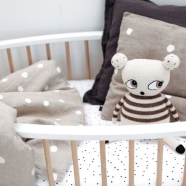 lit bébé oeuf avec peluche