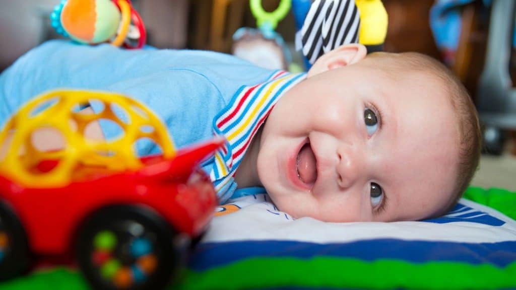 jouets-sur-le-cote-pour-stimuler-bebe