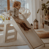 enfant jouant sur un toboggan montessori scandi blanc meowbaby