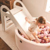 enfant jouant sur un toboggan montessori scandi blanc meowbaby