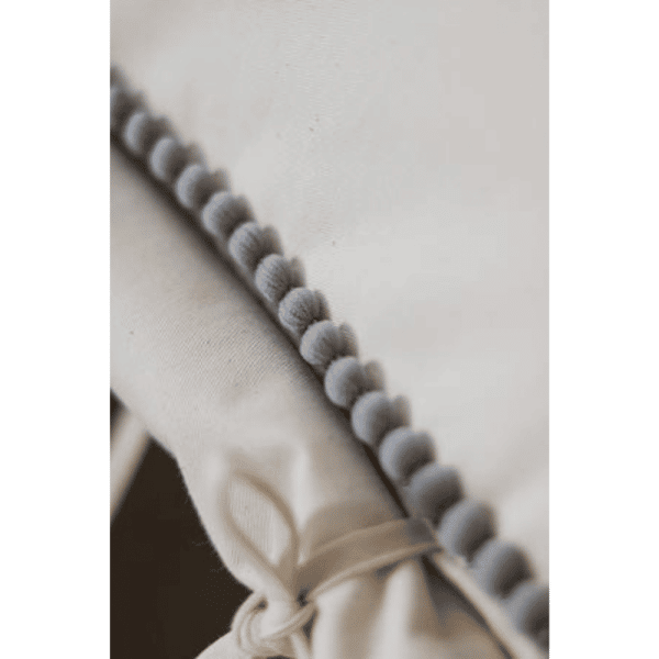 tipi grey pompons 4