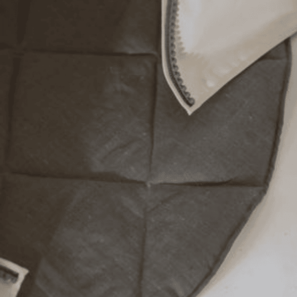 tipi grey pompons 5