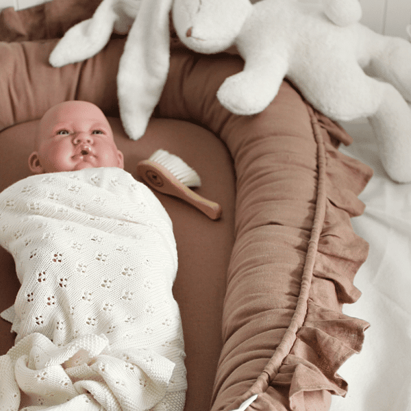baby nest with ruffles chocolat 5