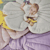 bébé sur un tapis de jeu en lin fleur "rose poudrée" moi mili