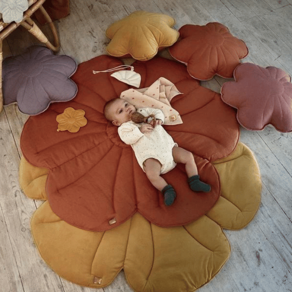 bébé sur un tapis de jeu en lin fleur "papaye" moi mili