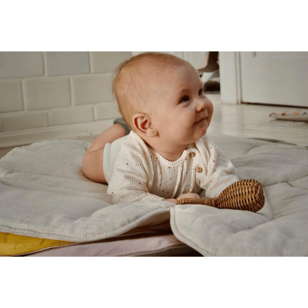 bébé sur un tapis de jeu en lin fleur "lys des sable" moi mili