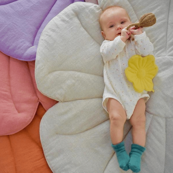 bébé sur un tapis de jeu en lin fleur "lys des sable" moi mili