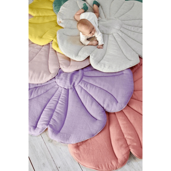 bébé sur un tapis de jeu en lin fleur "lys des sable" moi mili