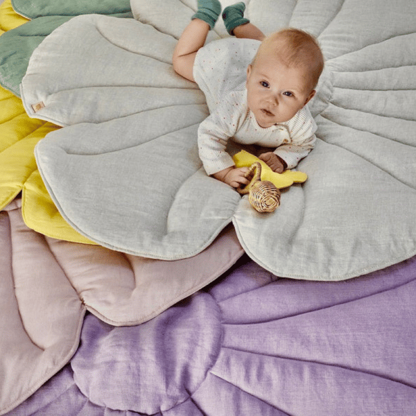 bébé sur un tapis de jeu en lin fleur "rose poudrée" moi mili