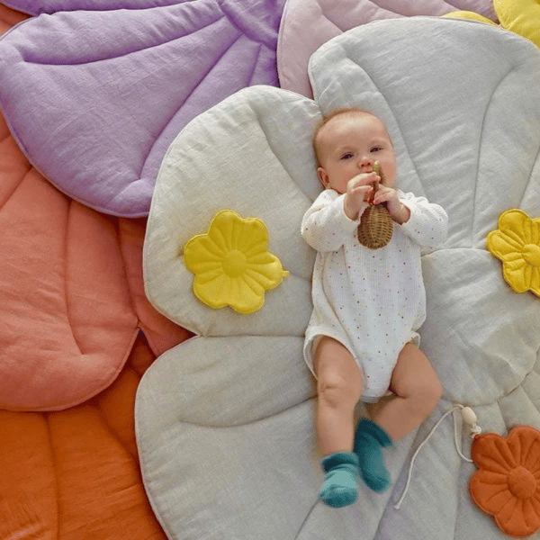 bébé sur un tapis de jeu en lin fleur "rose poudrée" moi mili