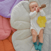 bébé sur un tapis de jeu en lin fleur "rose poudrée" moi mili
