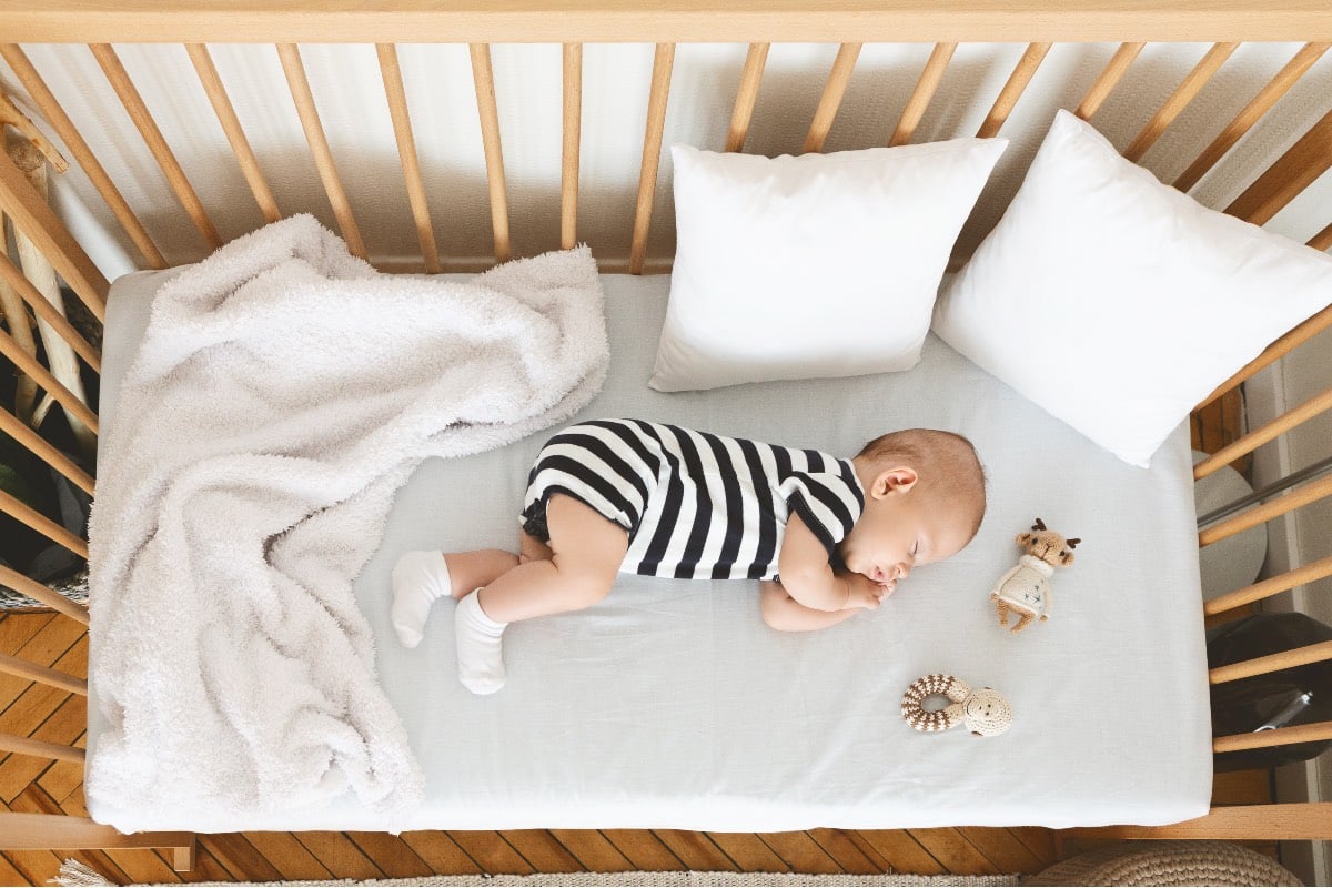 bébé qui dort dans un lit évolutif